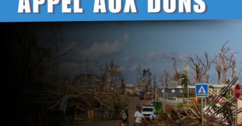 Une photo de Mayotte après le passage de Chido. Des débris jonchent le sol et les bâtiments sont détruit. Un bandeau bleu affiche le titre suivant "Appel aux dons"